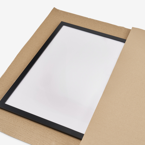 Tektura falista owinięta wokół przedmiotu, prezentująca zastosowanie materiału jako ochrony podczas transportu.