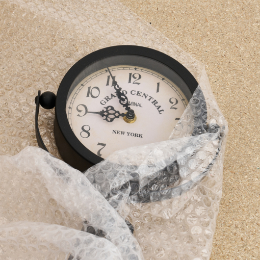Folia bąbelkowa w zastosowaniu, zabezpieczenie produktu, owinięcie zegara w folię.