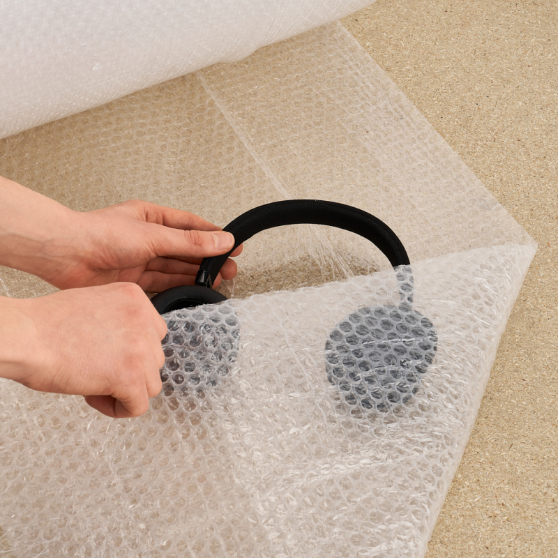 Folia bąbelkowa B4 trzywarstwowa w zastosowaniu, zabezpieczenie produktu, owinięcie zegara w folię.