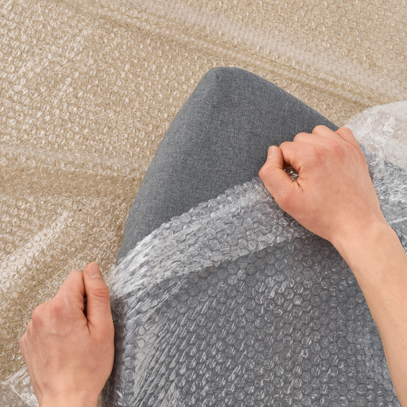 Folia bąbelkowa B4 trzywarstwowa w zastosowaniu, zabezpieczenie kanapy.