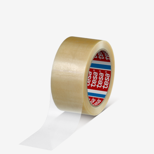 Pracowniczka magazynu używa brązowej taśmy tesa® do zaklejania kartonu na palecie.