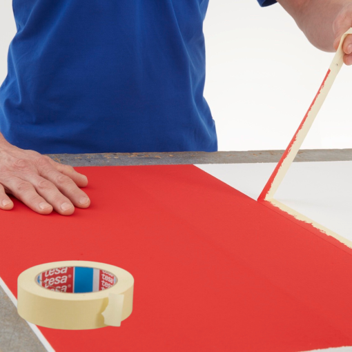 Odrywanie taśmy maskującej papierowej tesa® 4323 na powierzchnię po malowaniu.