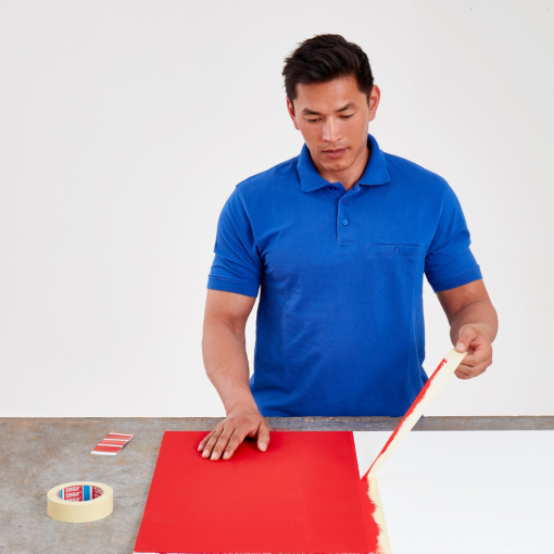 Sprawdzenie przyklejenia taśmy maskującej tesa® 4323 - gotowość powierzchni do malowania.