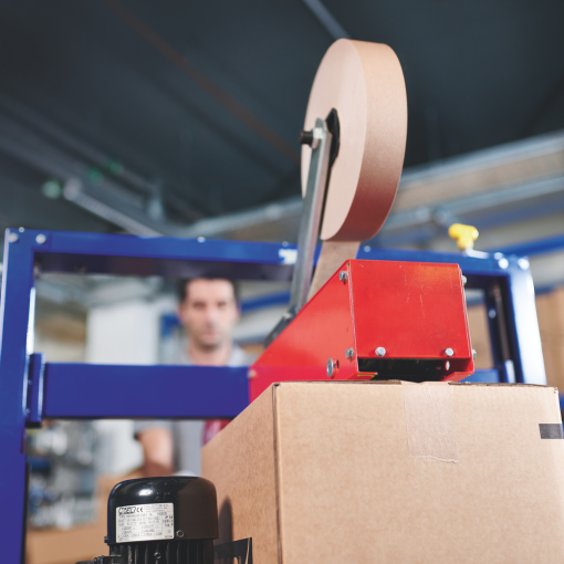 Aplikacja taśmy papierowej tesa® 4713 w automatycznej maszynie pakującej.