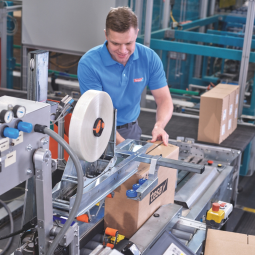 Użycie taśmy samoprzylepnej TESA® 60418 z tworzywa PET do zaklejania kartonów.