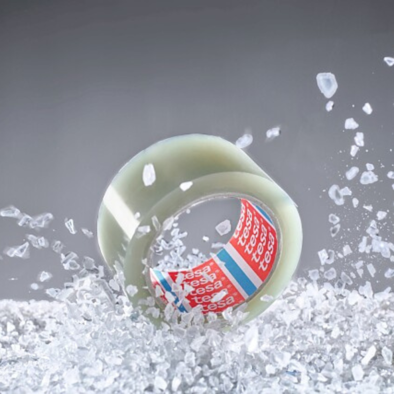 Taśma samoprzylepna poliestrowa tesa 60416 zanurzona w wodzie - odporność na wilgoć i trwałość klejenia.