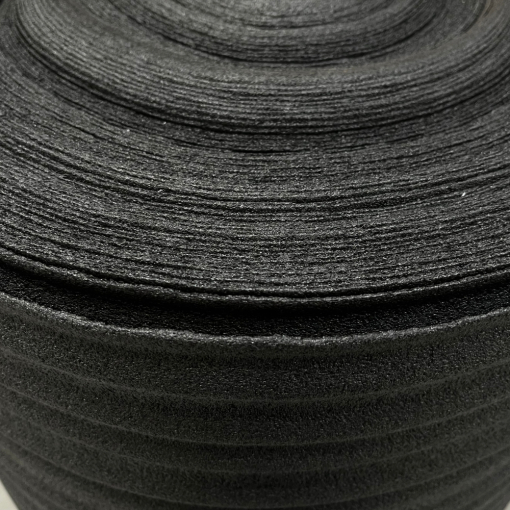 Czarna pianka polietylenowa PE 2mm w rolce - zbliżenie na strukturę.