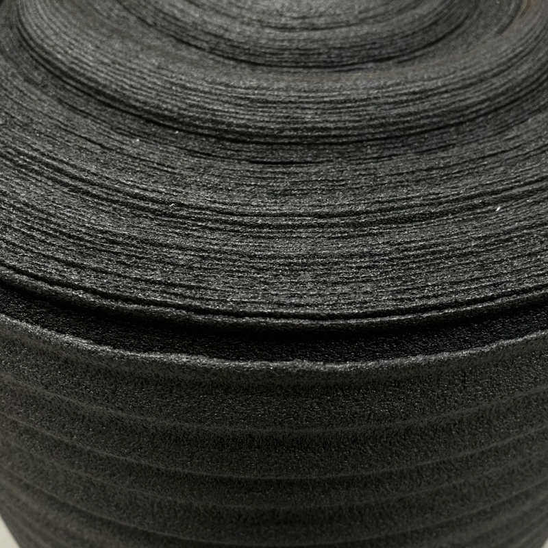 Czarna pianka polietylenowa PE 2mm w rolce - zbliżenie na strukturę.