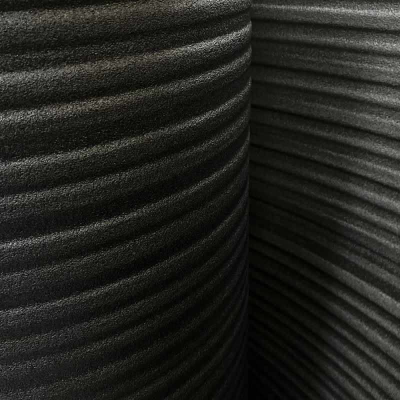 Czarna pianka polietylenowa PE 2mm w rolce - zbliżenie na strukturę.