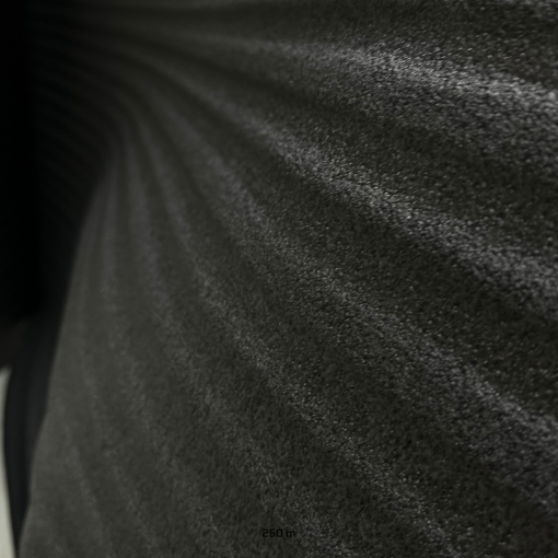 Czarna pianka polietylenowa PE 2mm w rolce - zbliżenie na strukturę.
