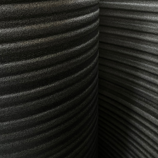 Czarna taśma dylatacyjna 5 mm w rolce – widok boczny.