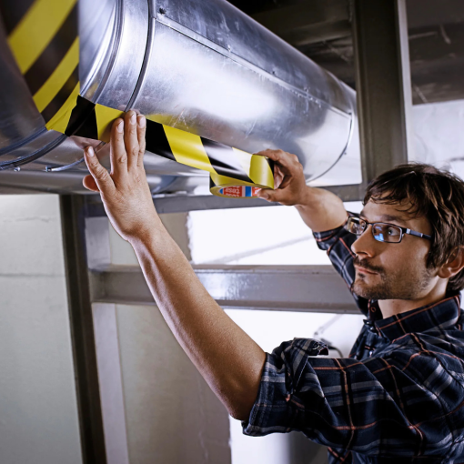 Zastosowanie taśmy ostrzegawczej żółto-czarnej TESA® 60760 na instalacjach przemysłowych.