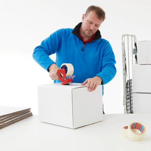 Pracowniczka magazynu używa transparentnej taśmy tesa® 4280 PV0 do zaklejania kartonu do wysyłki.