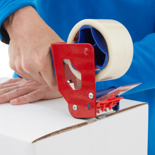 Pracownik zakleja biały karton przezroczystą taśmą tesa® 4280 PV0 z użyciem ręcznego dyspensera.