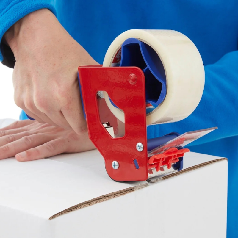 Pracownik zakleja biały karton przezroczystą taśmą tesa® 4280 PV0 z użyciem ręcznego dyspensera.