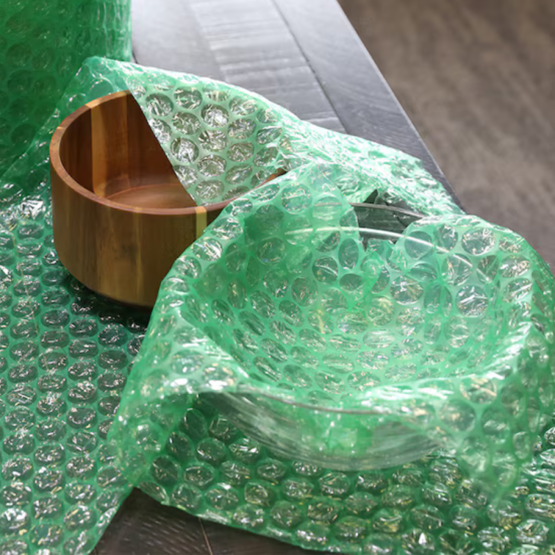 Zielona folia bąbelkowa 3w z klejem ochronna zabezpieczająca garnek przed uszkodzeniami.