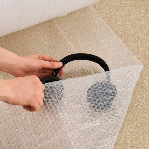 Folia bąbelkowa w zastosowaniu, zabezpieczenie produktu, owinięcie słuchawek w folię.