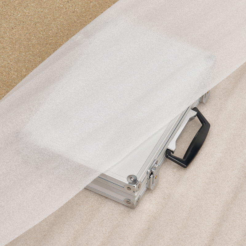 Arkusz pianki PE 2mm zabezpieczający srebrną walizkę element przed uszkodzeniami i zarysowaniami.