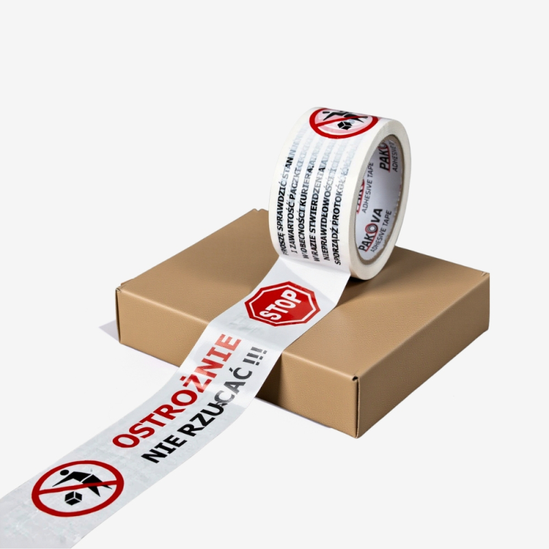 Praktyczne zastosowanie taśmy podczas pakowania – gwarancja zabezpieczenia i widocznego oznaczenia przesyłki.