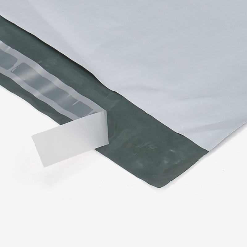 Foliopak kurierski z paskiem klejący umożliwia szybkie i szczelne zamknięcie przesyłki.