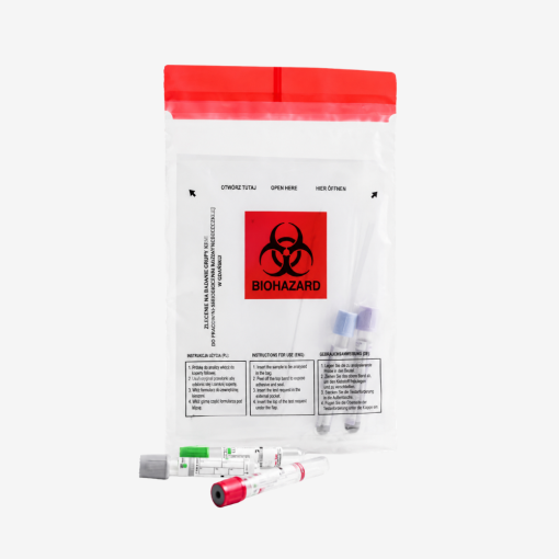 Worek medyczny z symbolem biohazard i tabelą opisową, obok drobne akcesoria medyczne