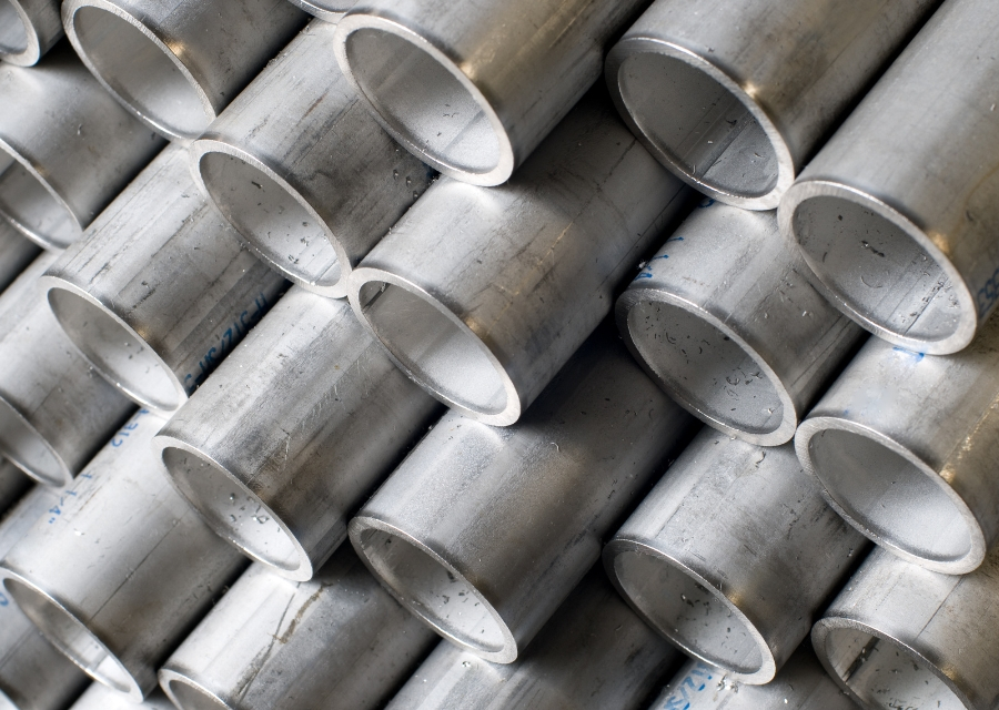 Jak pakować efektywnie wyroby metalowe? Sprawdź przewodnik po dostępnych możliwościach