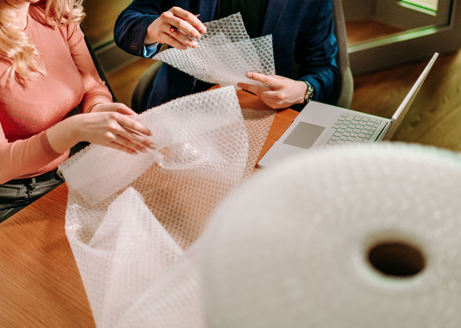 Papier, folia czy pianka – jaki materiał opakowaniowy wybrać do e-commerce?