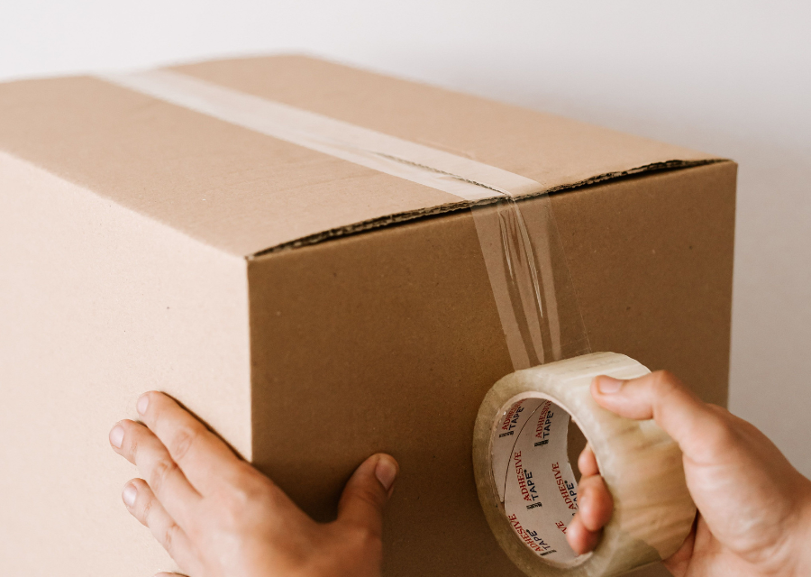 Duży karton, mały produkt – palące wyzwanie e-commerce’ów w pakowaniu produktów do wysyłki