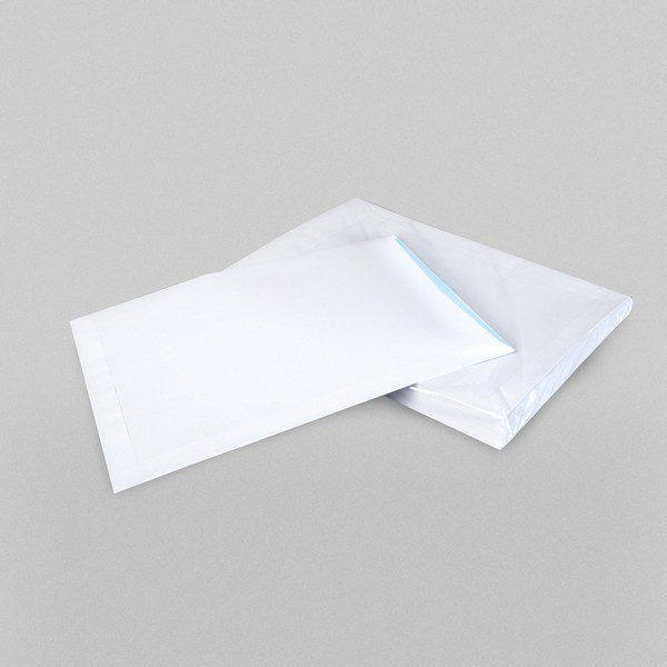 Koperty pocztowe z paskiem klejącym w kolorze białym