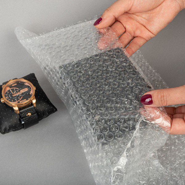 Zegarek pakowany w mały arkusz folii bąbelkowej