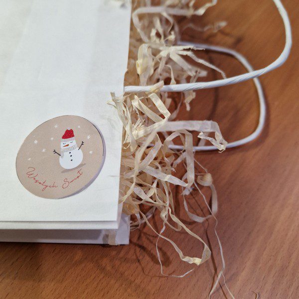 Przykład zastosowania białej torby papierowej jako opakowania świątecznego